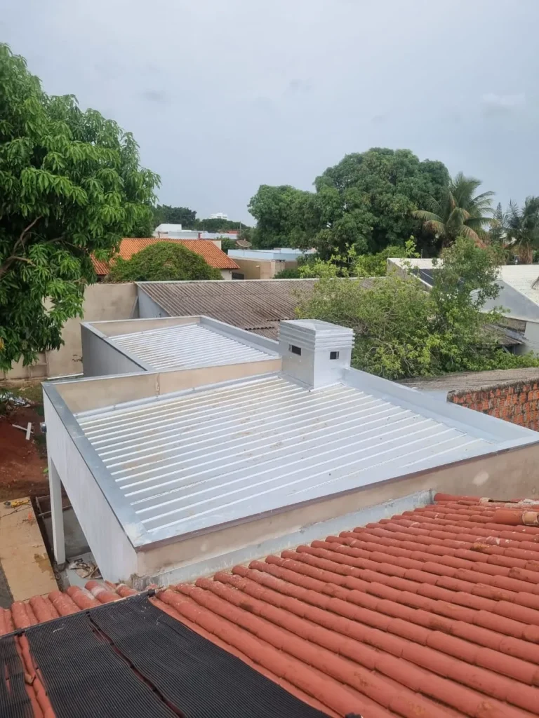 Telhado metálico com calha instalada em Campo Novo do Parecis - Calhas JS