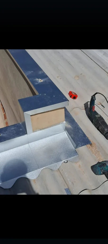 Detalhe de encontro de calha em obra da Calhas JS em Campo Novo do Parecis - MT