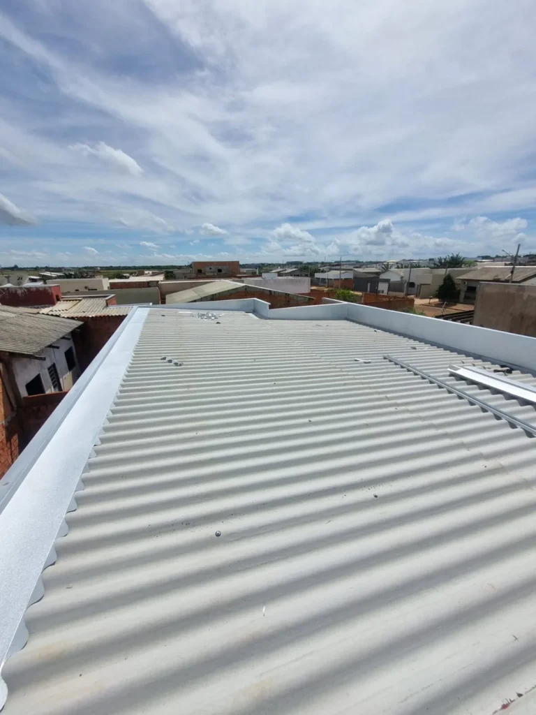 Telhado metálico com calha em obra pela Calhas JS em Campo Novo do Parecis