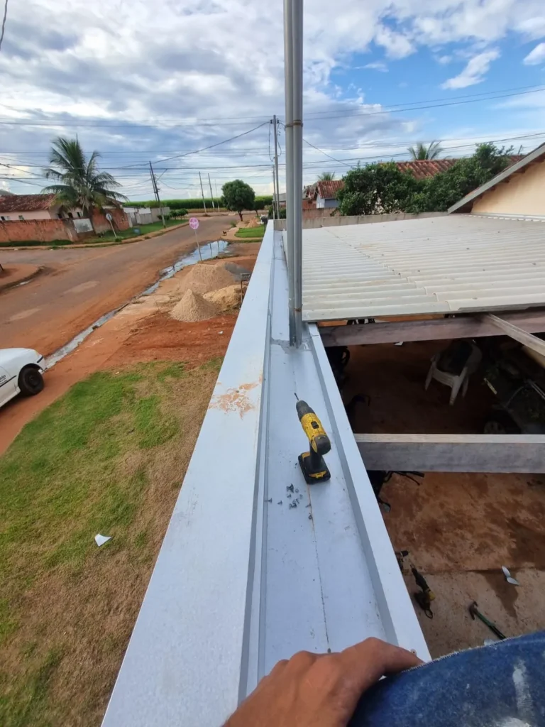 Detalhe de calha em chapa metálica pela Calhas JS em Campo Novo do Parecis - MT