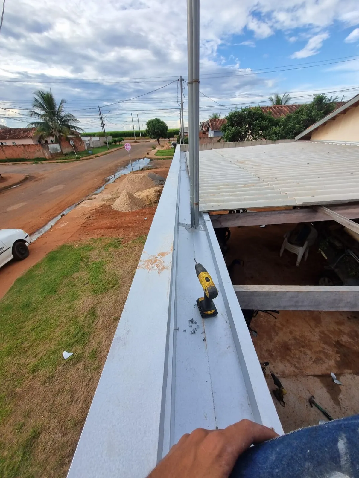Serviço de calhas concluído pela equipe da Calhas JS
