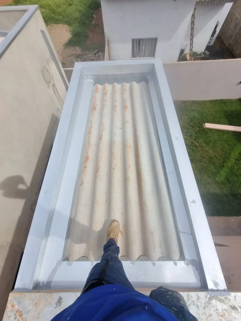 Detalhe de calha metálica em obra da Calhas JS em Campo Novo do Parecis - MT