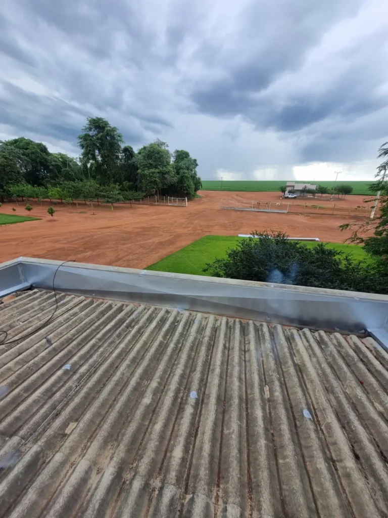 Cobertura metálica com calha instalada em Campo Novo do Parecis - Calhas JS