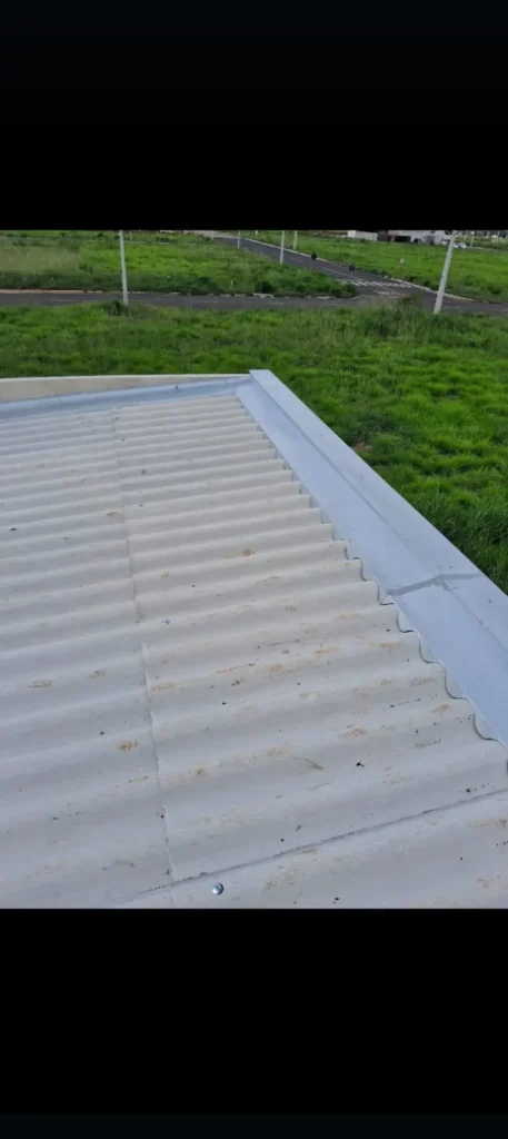 Cobertura metálica com calha instalada em Campo Novo do Parecis - Calhas JS