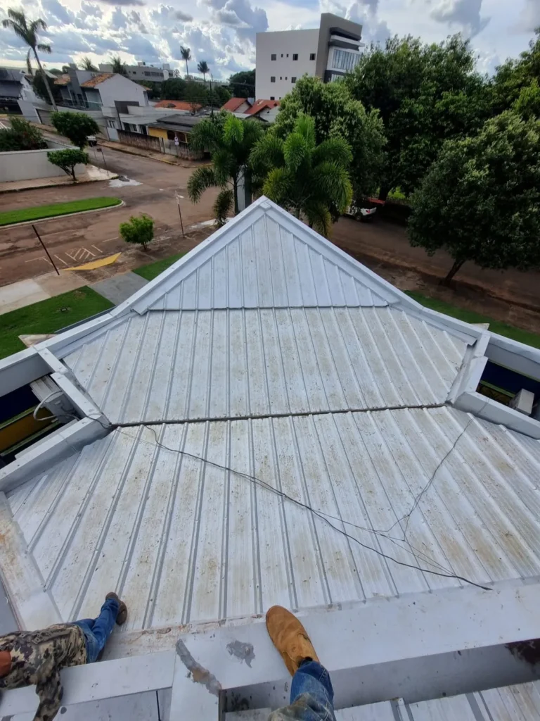 Telhado metálico com calha pela Calhas JS em Campo Novo do Parecis - MT