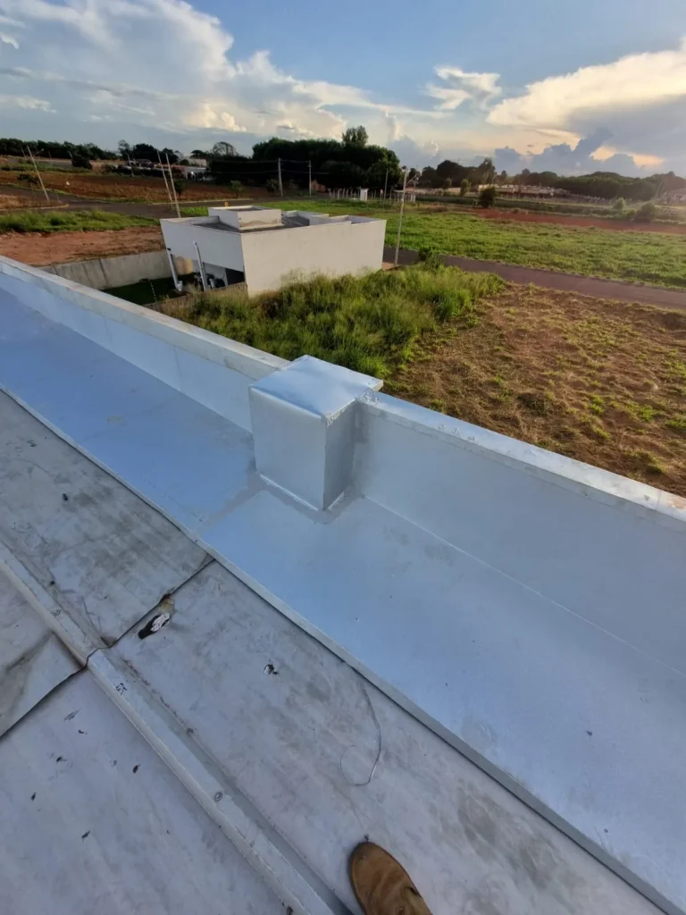 Detalhe de calha em chapa executada pela Calhas JS em Campo Novo do Parecis - MT