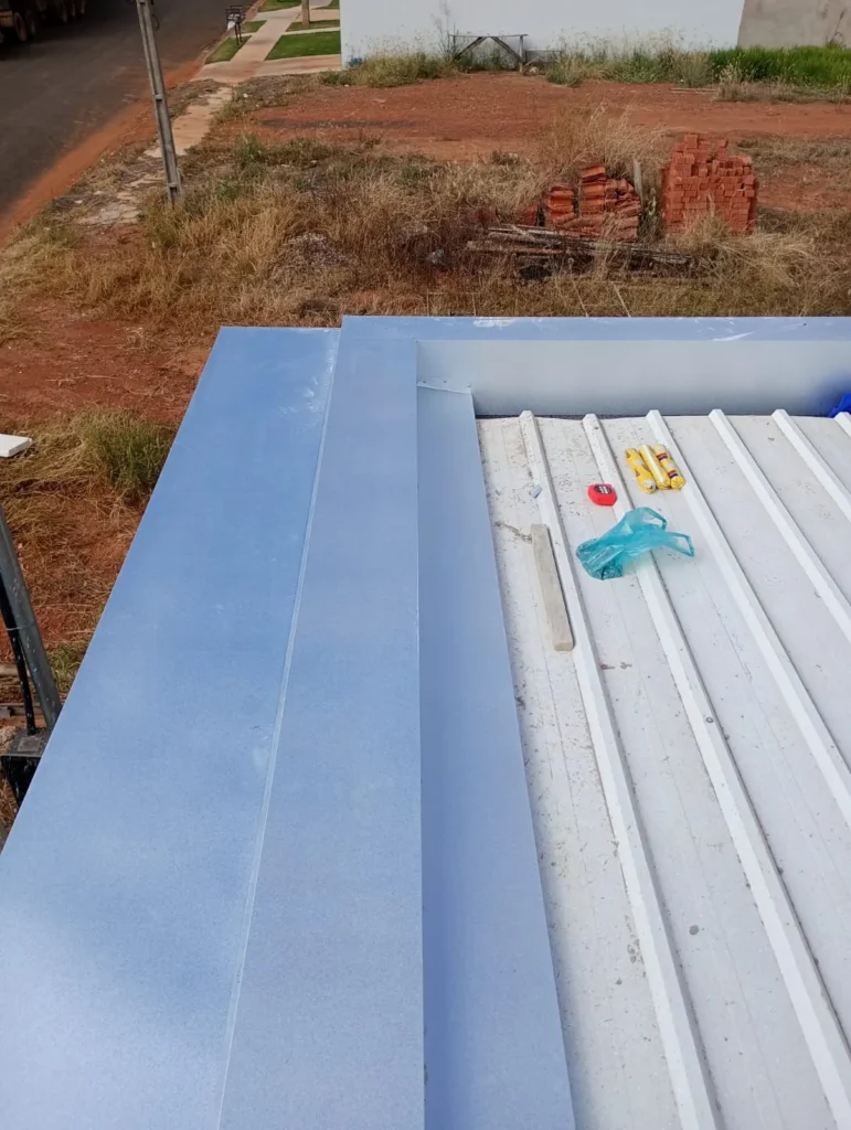 Arremate metálico instalado sobre borda exposta pela Calhas JS em Campo Novo do Parecis