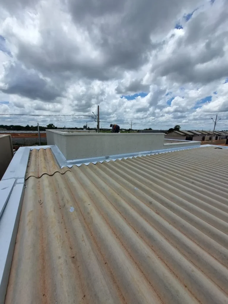 Sistema de Drenagem Pluvial em Campo Novo do Parecis com calha instalada em cobertura metálica pela Calhas JS